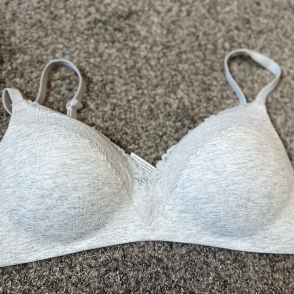 Seamless Lace-Trim Everyday Wireless Bra - Light Gray